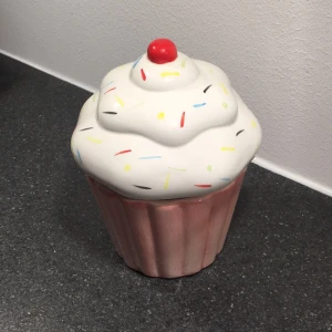  - Söt Porslinsmuffin för förvaring av exempelvis smycken, nyskick