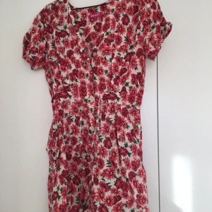  - Cute and fun playsuit, lose fitted. 