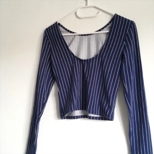  - Blå randig långärmad från Gina, djup rygg! Säljes pga används aldrig och är i nyskick. 