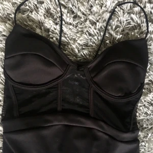  - Otroligt snygg body med meshdetaljer. Sitter snyggt på kroppen. Aldrig använd endast prövad.