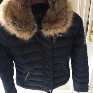  - HV Polo jacka säljes, marinblå i st S. Knappt använd. 1500:- eller bud