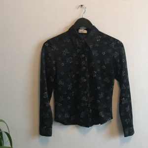  - Transparent blus med blommigt mönster. Super söt! Köpt secondhand 
