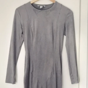 - Grå klänning i mockaimitation från Nelly, använd 1 gång. Köparen står för frakten ✨