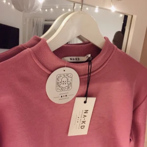  - Jättefin gammelrosa sweatshirt köpt från NA-KD. Endast provad, helt ny med prislapparna kvar. Funkar också som S. (Köpt för 250) 