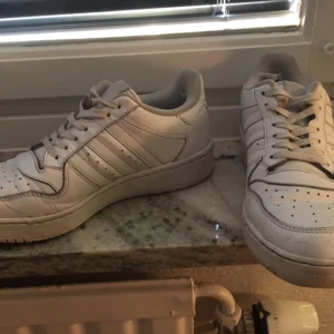  - Välanvända vita adidas! Slitna i hälarna och lite krackeleringar i lädret. Annars hela och mycket väl fungerande 🐩