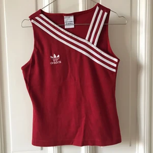  - Vintage adidas-top. Beräknar den till en XS-S. Tjockt härligt material! Hämtas i Malmö eller skickas mot fraktkostnad. 