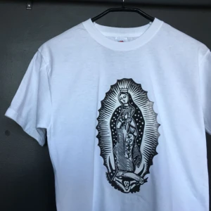  - Helt ny t-shirt från T-shirtkompaniet UF! T-shirten finns i unisexstorlekarna S-XL. Skickar gärna fler bilder! 