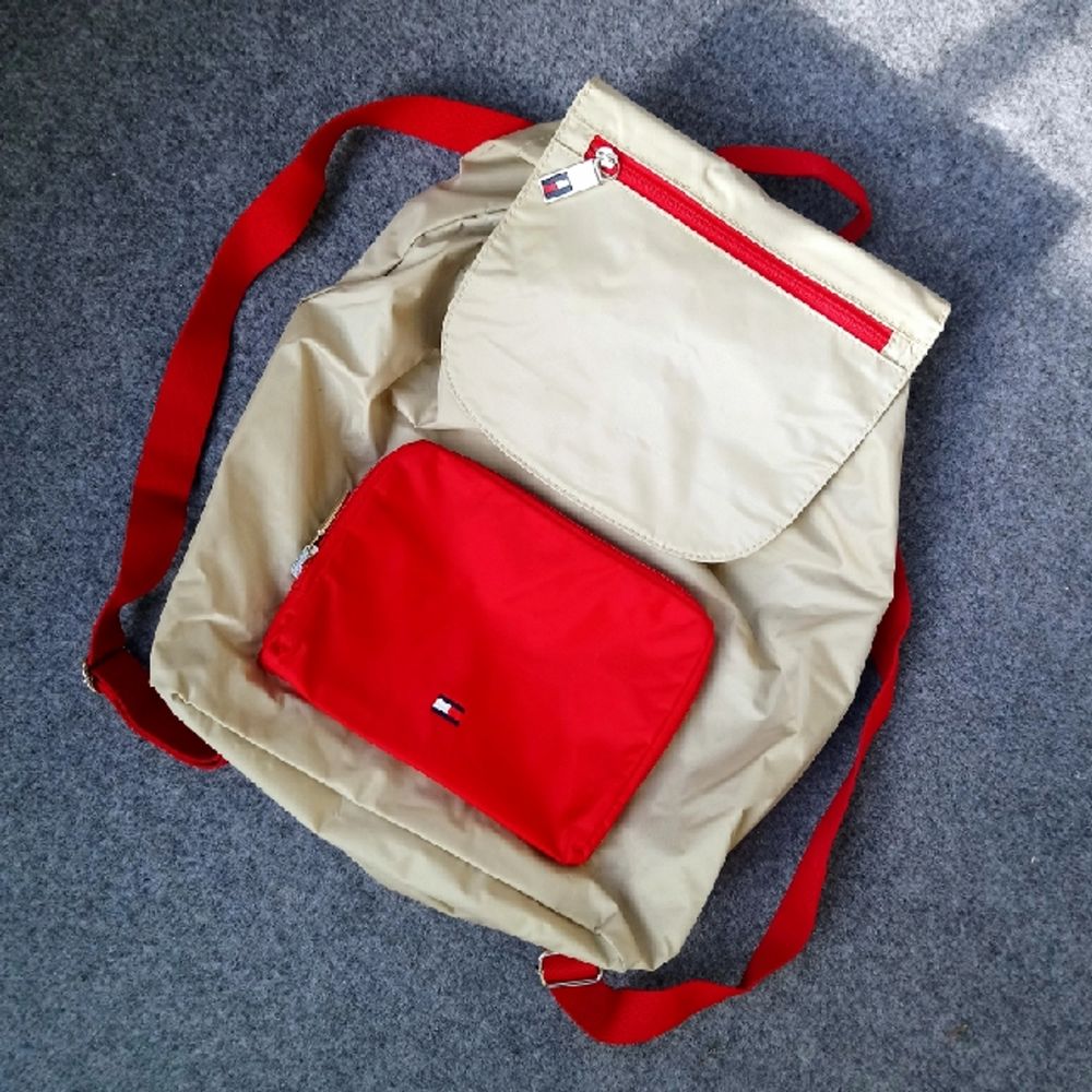 Ryggsäck i Beige/rött från Tommy Hilfiger som är använda ett fåtal gånger! . Väskor.