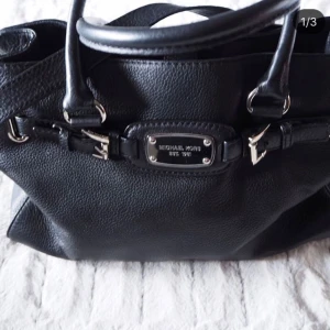  - Helt ny väska från Michael Kors. Den är i äkta läder & har axelrem och handtag. Självklart ÄKTA!