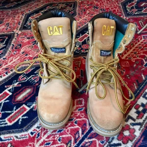  - Caterpillar kängor  Nästan oanvända, använda ute en vinterdag med skare på snön som rispade upp ytan framme vid tån. Därav det billiga priset. Men annars supersnygga! 