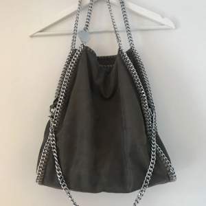 💎Stella Mccartney falabella bag💎  Väskan är i den större modellen och färgen är grå (med lite glitter i) OBS‼️ KOPIA men ser väldigt äkta ut. 