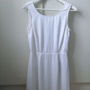  - Jättefin klänning med spets detaljer i ryggen, slutar ovanför knäna! Står storlek 36 men passar bättre på storlek 38. Helt oanvänd. Köpte den på en jättefin klänningsbutik i Sthlm men kommer tyvärr inte ihåg vad den heter (privatägd butik).. köparen står för frakten.