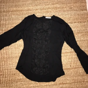  - Söt topp med spets i fram från Vila. Kan frakta för 28kr eller mötas upp i antingen Uppsala eller Stockhom❣️