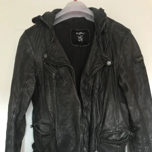  - Snygg äkta skinnjacka från Tigha. Använd 3-4 gånger så i gott skick. Storlek S. 