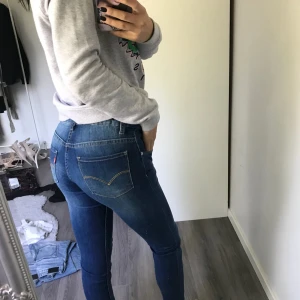  - Storlek 16y vilket motsvarar en Xs/26w.  Har sytt upp dem så att dem passar min längd (165)cm. Använda 2 gånger