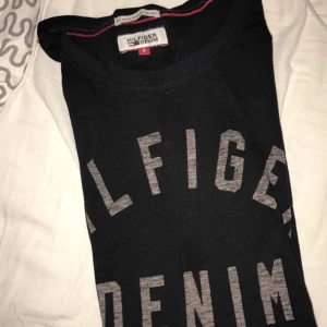  - T-shirt från hilfiger denim i nyskick, köparen står för frakten 