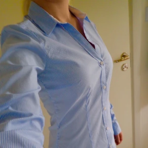  - Blåvitrandig skjorta från H&M, strl 36/S, materialet är ett lite stretchigt. Har använt den max 3 gånger och säljer skjortan på grund av att den används för sällan. Köparen står för frakt.