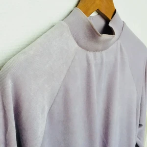  - Härlig lila tröja från Monki med hög krage. 