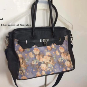  - Oanvänd! Väska, snygg, blommig, praktisk och har rikligt med väskfack.