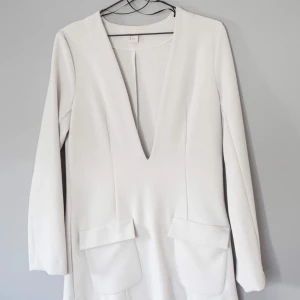  - Deep v-neck short dress • Aldrig använd och i fint skick 