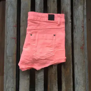 Korallfärgade stretchiga shorts från Pull & Bear. Använda ett fåtal gånger.