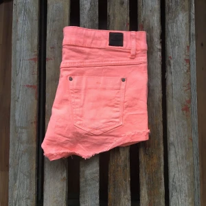  - Korallfärgade stretchiga shorts från Pull & Bear. Använda ett fåtal gånger.