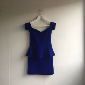  - Kornblå off shoulder klänning med volanger nertill. Använd en gång