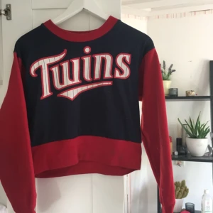  - En äkta cheerleader-tröja från 80talet - köpt på beyond retro för 250kr  Köpare står för frakt 💕 (Märket är inte H&M, behövde skriva in det för att de skulle gå o lägga ut annonsen) 