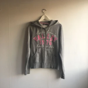  - Grå huvtröja med rosa detaljer från Cubus. Använd ett fåtal gånger