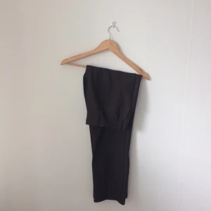  - Smårandiga kostymbyxor! Lite croppade! Strl L womensize.