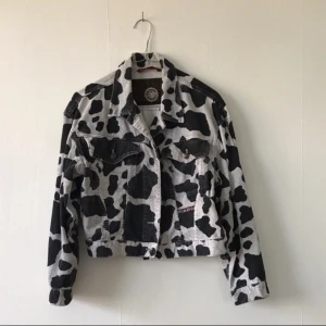  - Jacka köpt på secondhand! Passar en small/medium. Frakten är gratis! Svisch! 