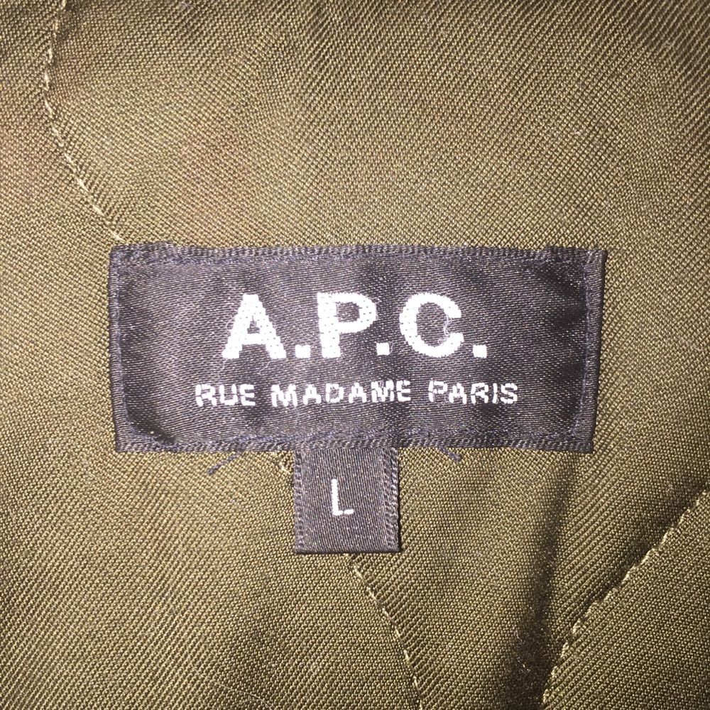 A.P.C jacka. fickan på ena sidan har sömmen gått upp lite på och behöver sys litegrann annars är den i ett bra skick! . Jackor.