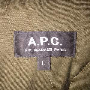 A.P.C jacka. fickan på ena sidan har sömmen gått upp lite på och behöver sys litegrann annars är den i ett bra skick! 
