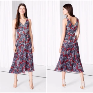  - Helt ny klänning från "& other stories", med prislapp kvar. Storlek 34.  (Nypriset är 950kr)  "Designed in Paris. Create an elegant and fluid silhouette in this deep-v, semi-pleated party dress, finished with detachable belt."  Köpare står för frakt, kan även mötas upp i Göteborg för avhämtning.