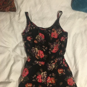  - Byxdress med fickor, köpt second hand!