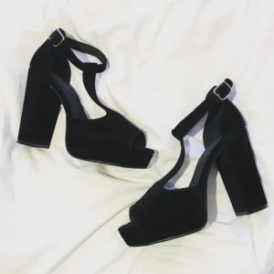  - Platåsandaler i syntetmocka från H&M Divided. Endast använda vid ett tillfälle inomhus - som nya! Storlek 39.