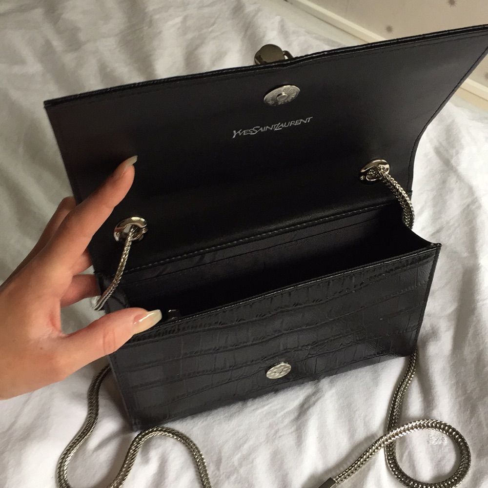 Ysl bag äkta läder. Den är ej köpt i affär och har därför inget nummer så därav ej äkta. Riktigt snygg party väska. Ett större fack med flera korthållare, ett fack med dragkedja samt ett litet fack för tex mobil. Köpt för 2500kr. Aldrig använd. Frakt tillkommer. Kan skicka mer bilder. . Väskor.