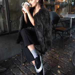  - Säljer min älskade pälsjacka från hollies. Köpt i Stockholm för 5600:-, säljer den för 3000!! Stl 40 & sitter lite oversize på mig som har stl 36 (snyggt när den inte är för tajt) bra längd i armarna!! Färgen är en blandning mellan svart, mörk grå & lite brunt, verkligen super fin & varm till vintern