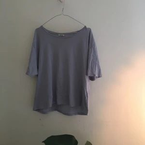  - Grå/lila t-shirt från acne. Frakt ingår.