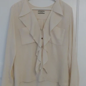  - Fin blus från By Marlene Birger i krämvit nyans. Storlek 34 och fint skick.