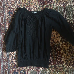  - Jättefin blus med brodering. Minns ej vart jag köpt den men står Tutti Frutti på lappen? Använd bara några få gånger.   Köparen står för frakt, har Swish:) 