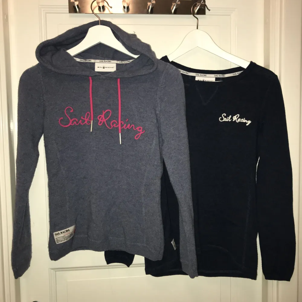 Säljer två Sail racing tröjor, en hoodie och en vanligt tröja. Mörkblå och grå rosa. Väldigt fina och sköna att ha funkar till alla årstider.   Nypris ca 1500kr tillsammans . Hoodies.