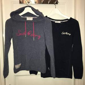 Säljer två Sail racing tröjor, en hoodie och en vanligt tröja. Mörkblå och grå rosa. Väldigt fina och sköna att ha funkar till alla årstider.   Nypris ca 1500kr tillsammans 