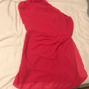  - One shoulder klänning. Frakt inkl. Säljer pga garderobsrensning