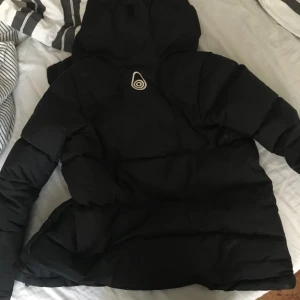  - Säljer min Sail racing jacka i storlek XS. Använd ungefär en vinter förra året. Varm och skön jacka som tyvärr har blivit för liten för mig. Har gått upp en bit i sömmen på ryggen som jag försökt sy ihop men det kan man fixa bättre om man vill, därav priset. Finns i Malmö eller kan skickas mot fraktkostnad :)