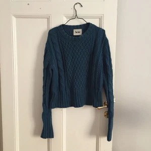  - Superskön och fin! Kabelstickad tröja från ACNE i en blågrön färg. 