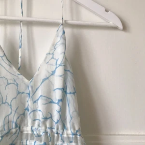  - Tunt linne med knyt under bröstet. 