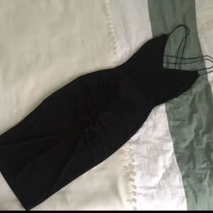  - Ursnygg klänning i stretchigt tight tyg som formar sig snyggt efter kroppen. Passar därför xs-m, fint skick!