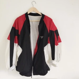  - Oversize jacka från Reebok! Ingen storlek märkt men skulle gissa på att den passar allt från S-L beroende på hur en vill att den ska sitta (jag är S-M och har haft den oversize med upprullade ärmar). Det är hål i fickorna men annars i jättebra skick. Priset går att diskutera vid snabb affär. Kan mötas i Borås/Mölnlycke/Göteborg eller skickas mot betalning av frakt🌻