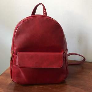 Jättefin röd ryggsäck köpt i Florens. Oanvänd. 14 x 26 x 30 